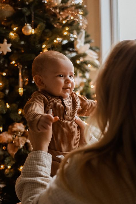 In home first christmas photo inspo Christmas Photos Baby, Holiday Photoshoot Ideas, Winter Instagram Pictures, Christmas Family Photo Ideas, Photoshoot Ideas Winter, Family Christmas Photoshoot Ideas, Family Christmas Photoshoot, Newborn Christmas Pictures, Diy Christmas Photoshoot