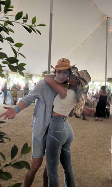 Country Thunder Outfits, Plane Hacks, Emma Macdonald, Stagecoach Outfit, Country Music Festival Outfits, Country Concert Outfit Ideas, Trevor Zegras, Country Thunder, Concert Outfit Ideas