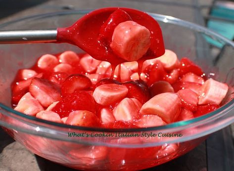 Knockoff Banana Strawberry Jello Salad | What's Cookin' Italian Style Cuisine Strawberry Banana Desserts, Strawberry Jello Dessert, Strawberry Jello Salad, Banana Salad, Strawberries And Bananas, Chinese Buffet, Strawberry Glaze, Jello Desserts, Strawberry Jello