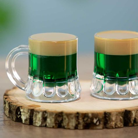 A tasty drink with irish cream, green creme de menthe, and creme de menthe. Similar to The Leprechaun. Tropical Mixed Drinks, Jungle Juice Recipe, Beer Cocktail Recipes, Beer Shot, St Patricks Day Drinks, Magically Delicious, Tipsy Bartender, Jungle Juice, Themed Drinks