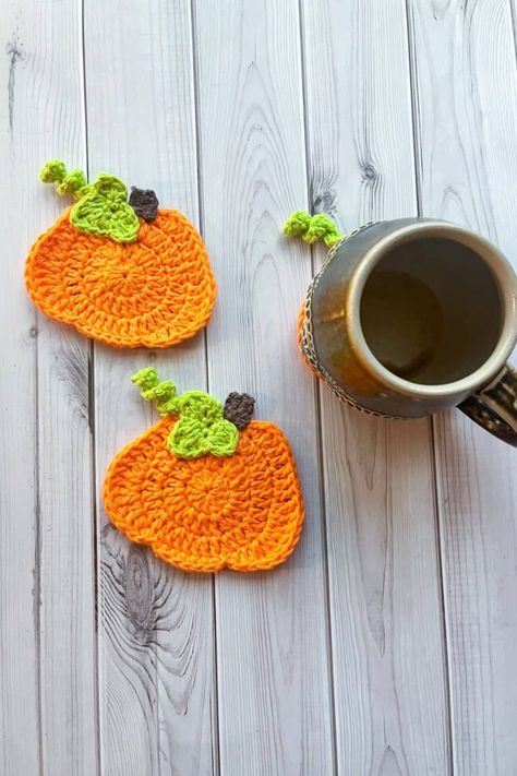 Free croceht pumpkin coaster pattern on my blog! Perfect for fall decorating! Crochet Fall Coasters, Crochet Pumpkin Coaster, Crochet Halloween Decorations, Fall Crochet Projects, Pumpkin Coasters, Crochet Coasters Free Pattern, Pumpkin Applique, Coaster Pattern, Fall Crochet Patterns