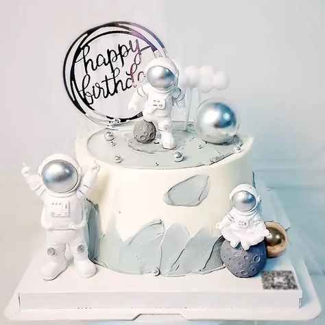 Two The Moon Birthday Party Boy Cake, Astronaut Cake Ideas, Space Smash Cake 1st Birthdays, Astronaut Birthday Party Boys, Space Cakes Kids Boy Birthday, Astronaut Birthday Cake, Astronaut Birthday Theme, Astro Birthday, Space Birthday Cake