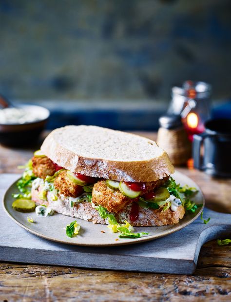 Feast your eyes on our ultimate fish finger sandwich recipe for a quick and easy dinner. We've made sure to add plenty of ketchup and homemade tartare sauce Finger Sandwich, Fish Finger, Fish Sandwich, Finger Sandwiches, Brunch Buffet, Midweek Meals, Quick And Easy Dinner, Pub Food, Burgers Sandwiches