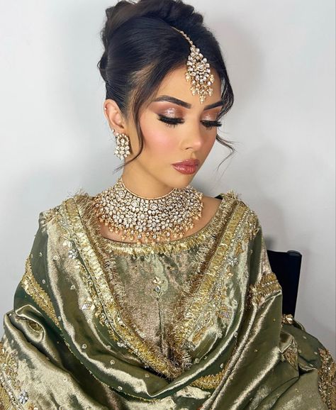 Machine Work Embroidery, Embroidery Dress Designs, Desi Bridal Makeup, Pakistani Wedding Hairstyles, Nikkah Mehndi, Mehndi Makeup, Pakistani Makeup, Pakistani Bridal Hairstyles, Mehndi Hairstyles