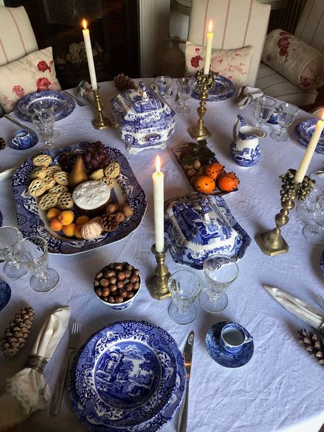 Spode Dinner Table Setting, Spode Blue Italian Christmas, Blue Italian Spode, Spode Blue Italian Tablescape, Spode Blue Italian Table Setting, Spode Table Setting, Christmas Table Blue, Italian Dinner Table, Kitchen Dinner Table