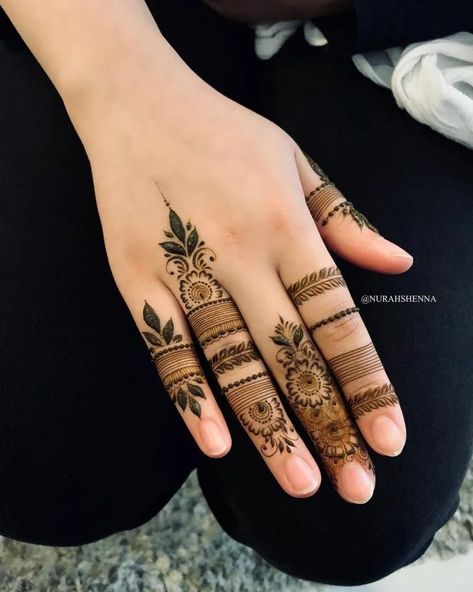 While we always focus on the palm mehendi, finger mehndi designs are always missed out. Finger mehendi designs can be minimal or elaborate depending on what you would like to opt for. We have got you a plethora of designs to choose from and we bet you are going to love each and every one. You must check out these OTB and minimalistic mehendi designs which are simply a treat to eyes because of their offbeat and unique designs. These mehndi designs and their beauty is just impeccable and cannot be Arabian Henna Designs, Ring Mehndi Design, Finger Mehndi Style, Finger Mehndi Designs, Finger Mehendi Designs, Mehndi Ideas, Henne Tattoo, Finger Mehndi, Floral Henna