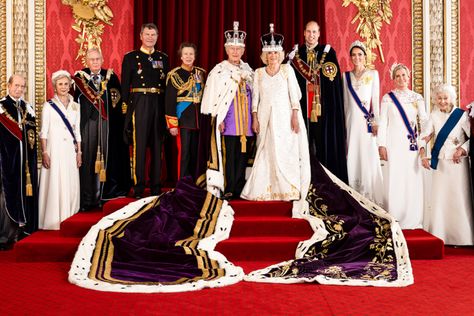 Royal Military Academy Sandhurst, Queen Elizabeth Photos, Official Portrait, Coronation Robes, Royal Family Portrait, Timothy Laurence, Prins William, Royal Family Pictures, English Royal Family