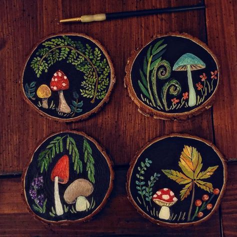 Best Diy Projects To Sell, Mushroom Wood Painting, Painting On Log Slices, Ornament Wood Slices, Mushroom Wood Art, Acrylic On Wood Painting, Painting On Wood Slices Ideas, Natural Wood Slices Crafts, Diy Nature Art