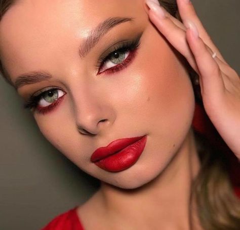 Eyeshadow Halloween, Devil Makeup Halloween, Black And Red Makeup, Red Eyeshadow Makeup, Red Eyeshadow Look, Maquillage Halloween Simple, Red Makeup Looks, Devil Makeup, Halloweenský Makeup