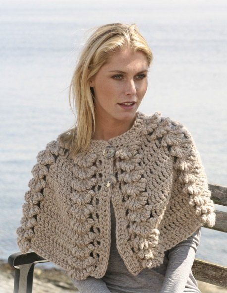 PATRÓN GRATIS Hermosa Capa a Crochet Victorian Cape, Crochet Capelet, Crochet Cape, Crochet Poncho Free Pattern, Womens Crochet Patterns, Crochet Poncho Patterns, Knitted Cape, Poncho Pattern, Crochet Woman