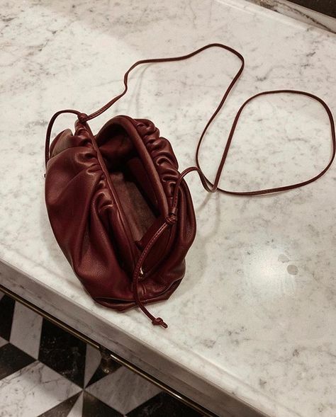 Look Grunge, Bag Obsession, Bag Aesthetic, Iconic Fashion, Love Travel, Bags Aesthetic, Mini Pouches, Bag Trends, Travel Fashion