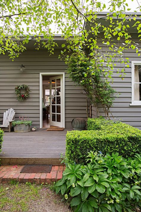 Exterior House Colors Australian, Cottage Exterior Colors, Behr Exterior Paint, Weatherboard Exterior, Weatherboard Cottage, Scandinavian Exterior, Exterior Landscaping, Cafe Exterior, Weatherboard House