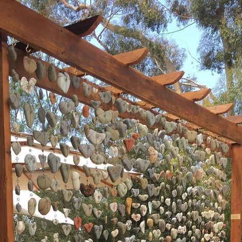 Happy Gardens 😀 on Instagram: "“My heart rock wall ❤️ with copper wire, no drilling.” . 📸: Lynette La Mere" Heart Rock Garden Ideas, Rock Hanging Decor, Heart Rock Display Ideas, Outdoor Rock Collection, Outdoor Rock Display, Heart Rock Garden, Pebble Mural, Heart Shaped Rocks Display, Heart Rocks Display Ideas