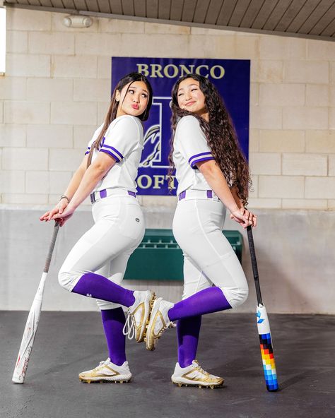 Softball Sports Photography, Group Softball Pictures, Softball Action Shots Picture Ideas, Sister Softball Poses, Softball Pictures Poses Friends, Girls Softball Portraits, Softball Buddy Pictures Ideas, Softball Media Day Poses Funny, Softball Friend Pictures