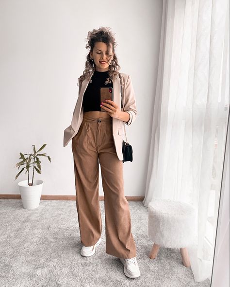 Outfit con pantalones anchos de pana en color marrón. Beige Loose Pants Outfit, Pantalon Color Beige Outfit, Pantalon Ancho Outfits, Outfit Con Blazer Beige, Outfit Pantalon Marron, Outfits Feria, Outfit Cafe, Corduroy Blazer Women, Chic Outfits Edgy