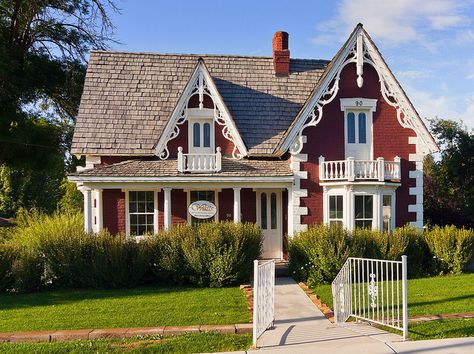 Red Victorian House, 1850s House, Victorian Cottage House, Black Victorian House, Witchy Houses, Folk Victorian House, Craftsman Bungalow House Plans, Midway Utah, Gothic Revival House