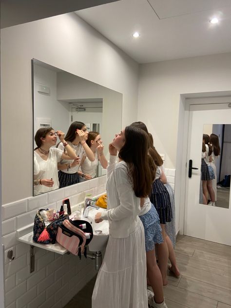 Party Preparation Aesthetic, Friends Outing Aesthetic, Skincare Sleepover, Friends Getting Ready, Girls Night Aesthetic, Sleepover Aesthetic, Friends Makeup, Ready Aesthetic, Teen Friends