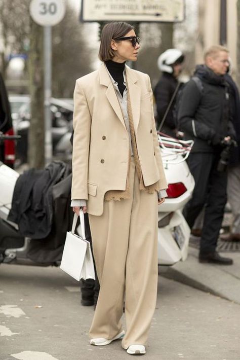 Beige Vest Outfit, Vest Outfit Winter, Fashion Week Street Style Winter, Beige Suit, Vest Outfit, Beige Vest, Style Lookbook, Night Style, Moda Paris