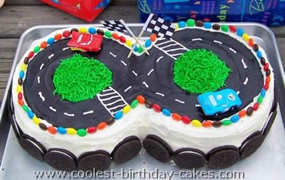 I would love to make this for my son's second birthday. Given I'm not a big cake baker, this posses as a challenge for me. Fingers crossed! Track Cake Ideas, Cars Cake Ideas, Nascar Cake, Race Track Cake, Lightning Mcqueen Birthday Cake, Lightning Mcqueen Cake, Mcqueen Cake, 8th Birthday Cake, Cars Birthday Cake