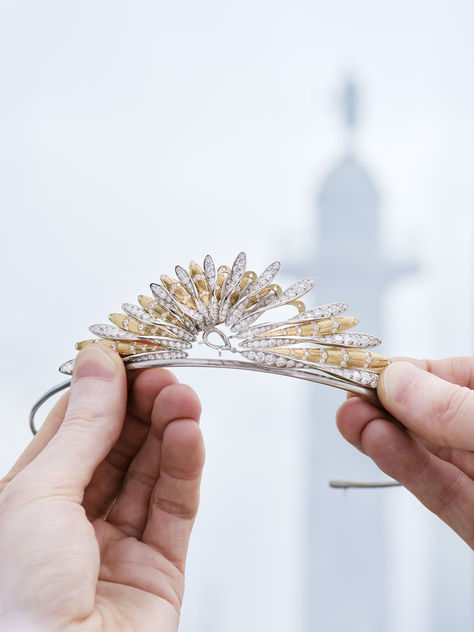 Crafted with passion and expertise, indulge in the meticulous precision and exceptional High Jewelry savoir-faire behind the Golden Feathers tiara.
 
Reinterpreting our two icons, the tiara and the pear-shaped diamond, this true work of art can be worn in three different ways: as a tiara, hair ornament or brooch.
 
#Chaumet #UnAirDeChaumet #ChaumetHighJewelry
#ChaumetVirtuosity Chaumet Tiara, Chaumet Jewelry, Tiara Hair, Pear Shaped Diamond, Hair Ornaments, High Jewelry, Pear Shaped, The Golden, Tiara