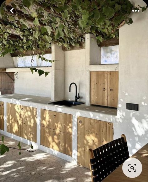 Cozy Country Kitchen, Concrete Outdoor Kitchen, Small Outdoor Kitchens, Country Kitchen Ideas, Spanish Kitchen, Outdoor Bbq Area, Small Balcony Ideas Apartment, Indoor Outdoor Kitchen, Outdoor Bbq Kitchen