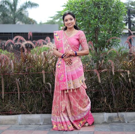 Gujrati Saree Pose, Gujrati Style Saree Drape, Gujarati Saree Blouse Designs, Gujrati Saree Draping, Saree Gujarati Style, Gujarati Saree Style Draping, Gujarati Saree Look, Sadi Pose Indian Fashion, Sadi Pose