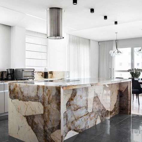 ⚠️ SHOWSTOPPING kitchen island made of Patagonia quartzite. This stone has incredibly unique appeal. It has transparent quartz areals which… Patagonia Marble Kitchen, Patagonia Quartzite, Onyx Kitchen, Stone Kitchen Island, Marble Kitchen Island, Kitchen Benchtops, Stone Kitchen, Granite Countertops Kitchen, White Granite