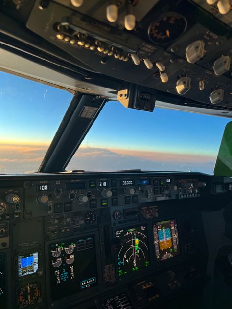 Flight deck picture above the clouds. Flying into the sunset Pilot View, Pilot Life, Office View, Pilot Seats, Airplane Wallpaper, Sunset Vibes, Best Office, Above The Clouds, Boeing 737