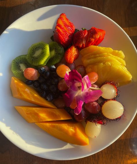 Tropical Core, Tropical Fruit Salad, Tropical Food, Tropical Hawaii, Healthy Food Dishes, Healthy Lifestyle Food, Fruit Platter, Fruit Plate, Healthy Fruits