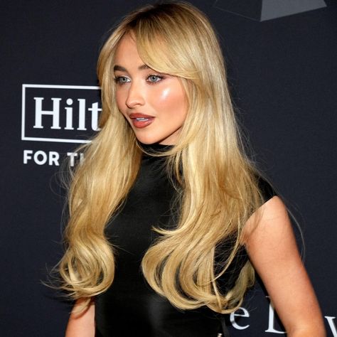 It's Official: Sabrina Carpenter's Bangs Are Taking Over TikTok High Curtain Bangs, Sabrina Carpenter Inspired Hair, Sabrina Carpenter Hair Inspo Brunette, Sabrina Curtain Bangs, Sabrina Carpenter Hair Inspiration, Sebring Carpenter Hair, Sabrina Carpenter Haircut On Brown Hair, Sabrina Carpenter Hair Curtain Bangs, Sabrina Carpenter Blonde