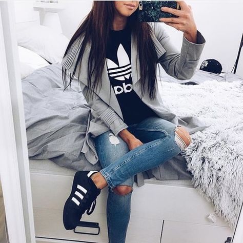 Pinterest: Nuggwifee☽ ☼☾ Looks Adidas, Look Adidas, Adidas Outfit, Adidas Shirt, Sporty Outfits, Outfit Goals, Fashion Mode, Street Styles, Outfits Casuales