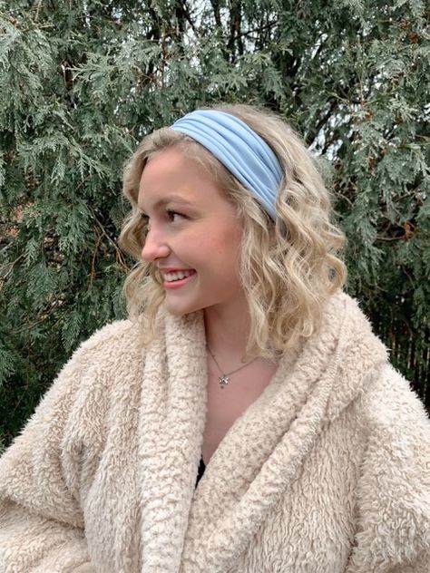 Blue Headband Aesthetic, Aesthetic Headbands, Outfits Inspired By Songs, Cute Short Hair Hairstyles, Girly Headband, Headbands Aesthetic, Headband Aesthetic, Modern High School, Blue Flower Headband