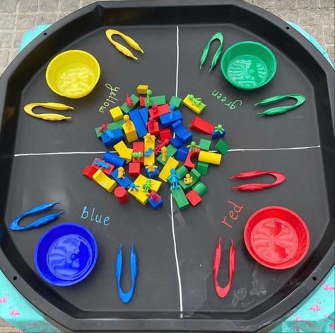 Sand Tray Ideas Eyfs, Tuff Tray Ideas Toddlers, Sorting Colors, Sand Tray, Easy Toddler Activities, Eyfs Activities, Nursery Activities, Preschool Christmas Crafts, Black Tray