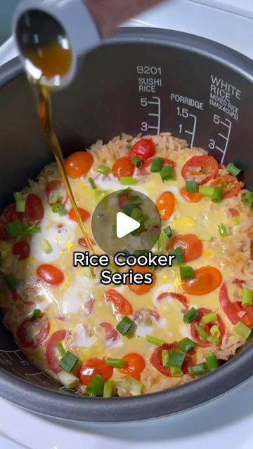 Sha on Instagram: "TOMATO EGG RICE | recipe👇🏽  Tomato egg, but make it one pot!  * 1 cup rice + enough water to cook * Tomatoes * Soy sauce + tomato ketchup * minced garlic * Eggs+ soy sauce  * spring onions + sesame oil for garnish  Rinse rice and top up with water. Top with tomatoes, sauces and garlic. Stir then cook at regular rice cooker settings! Once rice is done, open lid, pour over egg. Close back and let eggs cook in residual heat for 5 minutes. Once eggs are cooked to preference, pour sesame oil, garnish with spring onions, mix mix - EAT!   🍅🥚🍚 for full recipe, search ‘tomato egg rice’ on nomadette.com   #easyrecipe #tomatoegg #ricebowl #ricecooker #recipe #dinner #dinnerideas #asianrecipes #easyrecipes #sgfood #sgfoodblogger #foodblogger #healthyrecipe #onepot" Rice Cooker Eggs, Rice Maker Recipes Meals, Rice Cooker Breakfast, Rice Recipes In Rice Cooker, Rice Cooker Recipes Dinners, Egg Rice Recipes, One Pot Rice Cooker Meals, Rice Maker Recipes, Rice Cooker Pasta