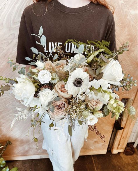 Wedding Bouquets Neutral Colors, Modern Rustic Wedding Flowers, Green And Champagne Wedding Flowers, Earthy Bridal Bouquet, White And Tan Wedding Flowers, Neutral Floral Bouquet, Neutral Summer Wedding Flowers, Spring Neutral Wedding Flowers, Champagne And White Wedding Flowers