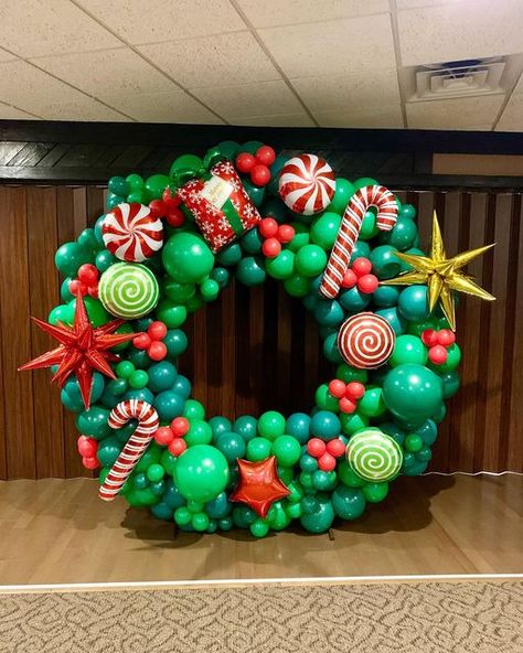 Balloon Arch Diy, Balloon Wreath, Balloon Bouquet Diy, Christmas Entry, Christmas Balloon Decorations, Holiday Balloons, Deco Ballon, Balloon Garland Diy, Diy Balloon Decorations