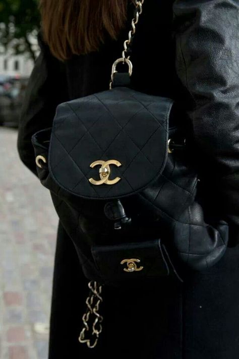 Chanel backpack Mochila Chanel, Moda Chanel, How To Wear Leggings, Mode Chanel, Chanel Backpack, Fashion Week Spring 2014, Chanel Couture, Athleisure Fashion, Plaid Fashion