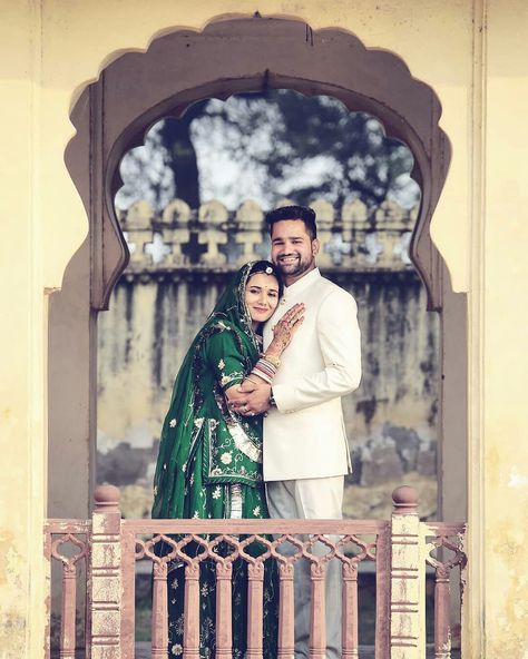 Rajputi Cupal Pose, Rajput Couple Pose, Rajputi Dress Couple Photoshoot, Rajputi Dress Photo Pose Couple, Rajputi Pre Wedding Shoot, Rajasthani Couple Photoshoot, Priweding Photos Indian, Rajput Couple Photoshoot, Rajputi Couple Photoshoot