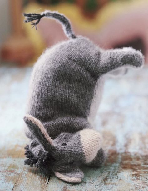 Winnie The Pooh Knitting, English Knitting, Claire Garland, Knitted Stuff, Free Puppies, Knitted Toys Free Patterns, Animal Knitting Patterns, Super Chunky Yarn, Knitting Patterns Toys