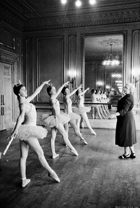 Ballet teacher Marjorie Middleton instructing her pupils in ballet positions during a lesson in one of the studios at the Scottish Ballet School at Grosvenor Crescent, Edinburgh in 1955. 70s Ballet, Scottish Ballet, History Of Dance, Uk Culture, Ballet Practice, Princess Ballerina, Ballet Positions, Ballet Lessons, Ballet Studio