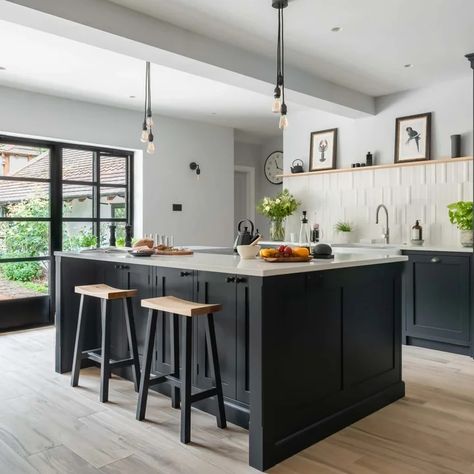 Black Kitchen Modern, Black Shaker Kitchen, Shaker Kitchen Island, Modern Shaker Kitchen, Classical Kitchen, Guildford Surrey, Kitchen Transitional, House Restoration, Kitchen Showroom