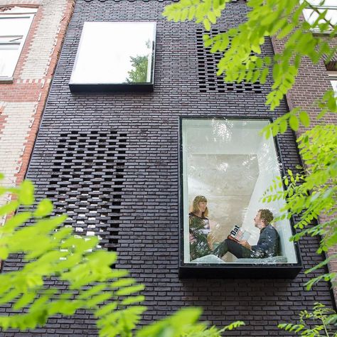 "SkinnyScar House, Netherlands" by Gwendolyn Huisman and Marijn Boterman. The windows of this skinny house in Rotterdam, which Dutch architects Gwendolyn Huisman and Marijn Boterman, include two protruding glass boxes. There are also several "hidden" windows that only show up at night. Apartment Facade, Black Brick Wall, Metal Facade, Cladding Materials, Window Detail, Black Brick, Brick Facade, House Extension, Windows Exterior