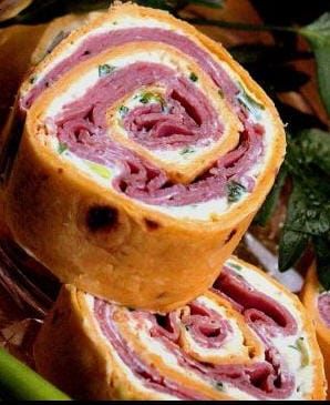 Roast Beef And Horseradish, Pinwheel Recipes, Sausage Balls, Finger Food Appetizers, Snacks Für Party, Party Foods, Party Food Appetizers, Wrap Sandwiches, Roast Beef