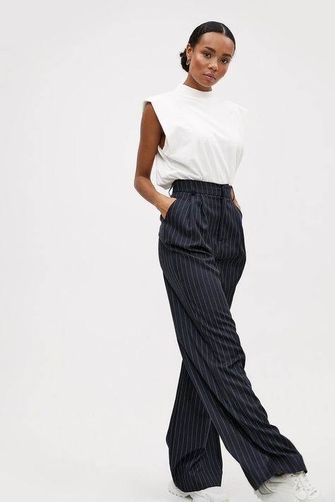 Striped Trousers Outfit, Pinstripe Pants Outfit, Summer Office Attire, Pants Outfit Work, Pinstripe Trousers, Simple Style Outfits, Clothing Guide, Smart Outfit, Pinstripe Pants