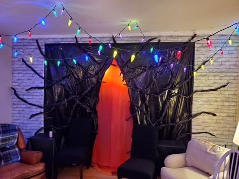 Diy Stranger Things Decor, Stranger Things Decorations, Stranger Things Decor, Stranger Things Halloween Decorations, Stranger Things Halloween Party, Office Halloween Decorations, Stranger Things Halloween, Christmas Decorations Apartment, Treat Ideas