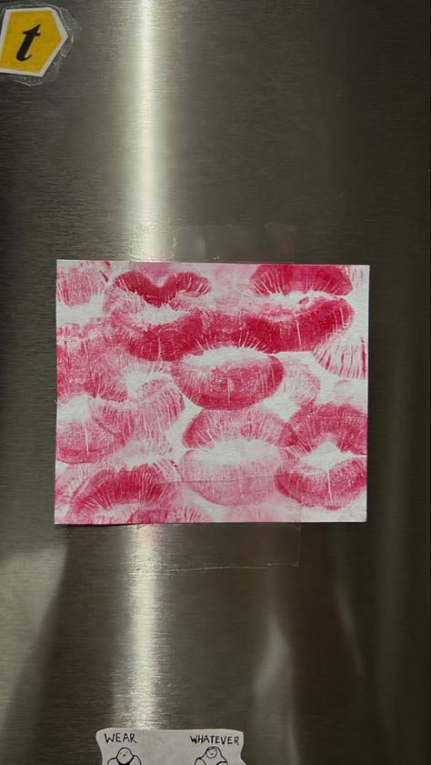 Lipstick Kissed Paper, Lipstick Art Canvas Kiss, Kissing Paper Trend, Kiss On Paper Lipstick, Kiss Paper Trend, Kiss Paper, Kiss Canvas, Diy Graphic Tee, Paper Room Decor