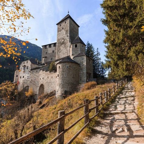 Lizard Enclosure, Castle Exterior, Italy Villa, Small Castles, Old Castle, Chateau Medieval, Scottish Castles, Castle Ruins, Chateau France