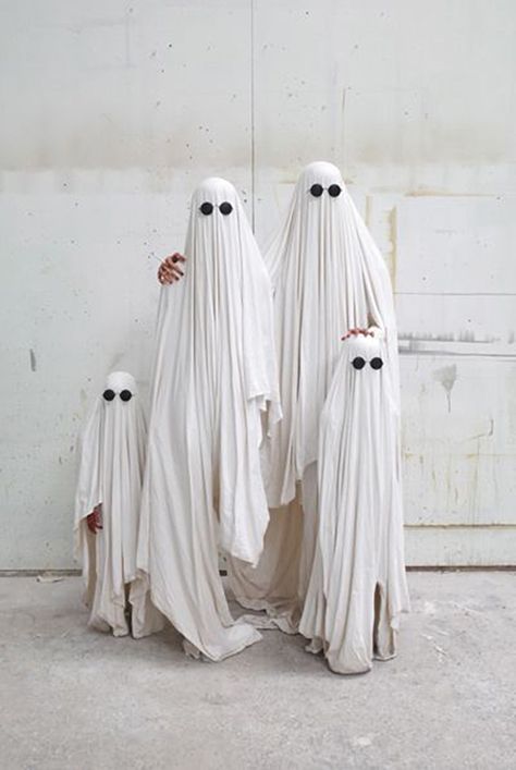 Halloween Costumes For Everyone In The Family - Hither & Thither Sheet Costume, Diy Fantasia, Ghost Family, Halloween Costumes To Make, Ghost Halloween Costume, Ghost Diy, Sheet Ghost, Ghost Costume, Diy Kostüm