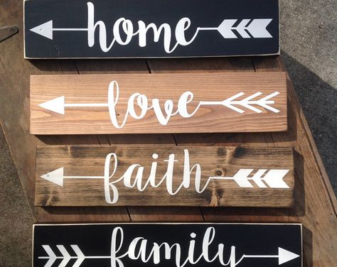 Arrow Wood Sign, Wood Arrow, Diy Outdoor Decor, Diy Wood Signs, Pallet Crafts, Pallet Signs, Rustic Wood Signs, Rustic Signs, Diy Signs