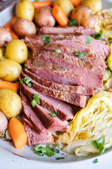 Learn how to make the best homemade corned beef. The process is rather simple, it just takes some pre-planning on you part, but yields incredible results. Once you've got the ingredients and know-how to make your own corned beef brine, you'll probably never go back to store bought! Dutch Oven Corned Beef, Best Corned Beef Recipe, Corned Beef Recipe, Crock Pot Corned Beef, Homemade Corned Beef, Slow Cooker Corned Beef, Cooking Corned Beef, Corned Beef And Cabbage, Corned Beef Brisket